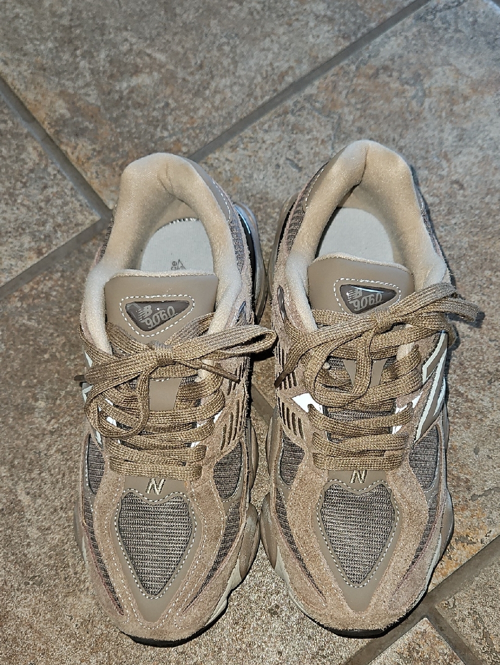 New Balance Women's Athletic Sneakers in Taupe and Beige 9060 Design Size 6.5